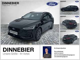 Schräge Frontansicht auf einen Ford Focus , freigestellt