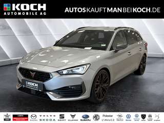 Schräge Frontansicht auf einen CUPRA Leon , freigestellt