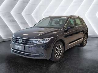 Schräge Frontansicht auf einen Volkswagen Tiguan , freigestellt