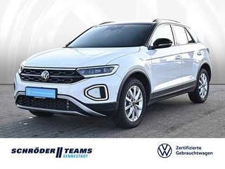 Schräge Frontansicht auf einen Volkswagen T-Roc , freigestellt