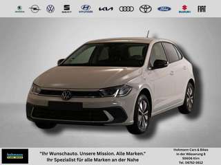 Schräge Frontansicht auf einen Volkswagen Polo , freigestellt