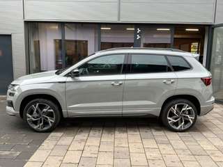 Schräge Frontansicht auf einen Skoda Karoq , freigestellt