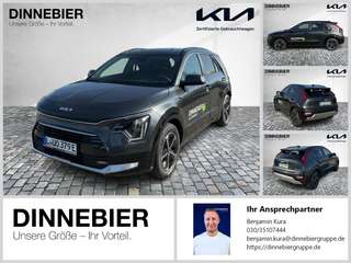 Schräge Frontansicht auf einen Kia Niro , freigestellt