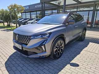 Schräge Frontansicht auf einen Renault Austral , freigestellt