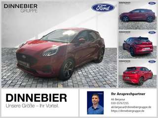 Schräge Frontansicht auf einen Ford Puma , freigestellt
