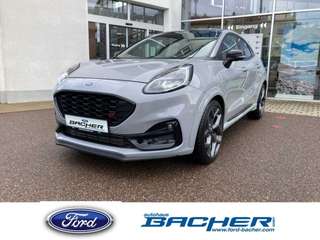 Schräge Frontansicht auf einen Ford Puma , freigestellt