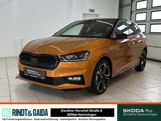 Schräge Frontansicht auf einen Skoda Fabia , freigestellt