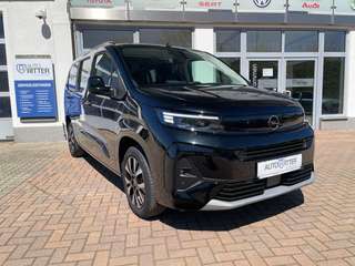 Schräge Frontansicht auf einen Opel Combo , freigestellt