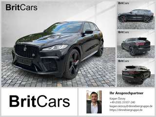 Schräge Frontansicht auf einen Jaguar F-PACE , freigestellt