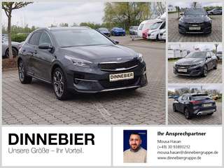 Schräge Frontansicht auf einen Kia XCeed , freigestellt