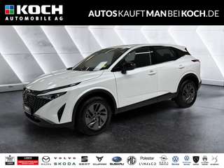 Schräge Frontansicht auf einen Nissan Qashqai , freigestellt