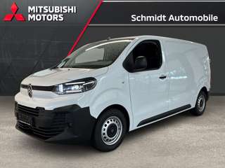 Schräge Frontansicht auf einen Citroën Jumpy , freigestellt