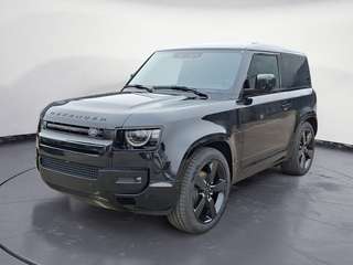 Schräge Frontansicht auf einen Land Rover Defender , freigestellt