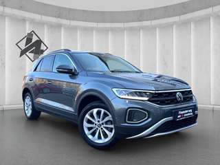 Schräge Frontansicht auf einen Volkswagen T-Roc , freigestellt