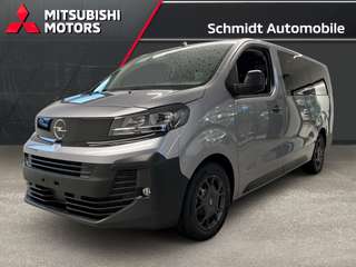 Schräge Frontansicht auf einen Opel Vivaro , freigestellt