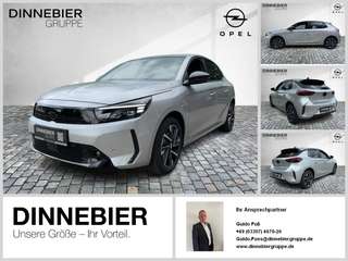 Schräge Frontansicht auf einen Opel Corsa , freigestellt