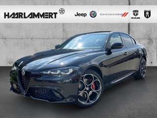 Schräge Frontansicht auf einen Alfa Romeo Giulia , freigestellt