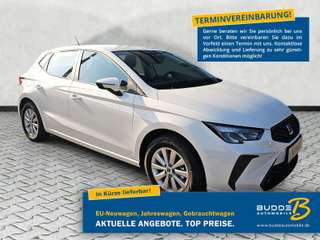 Schräge Frontansicht auf einen SEAT Ibiza , freigestellt