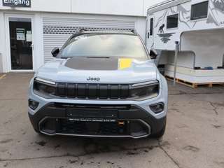 Schräge Frontansicht auf einen Jeep Avenger , freigestellt