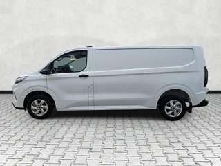 Schräge Frontansicht auf einen Ford Transit Custom , freigestellt