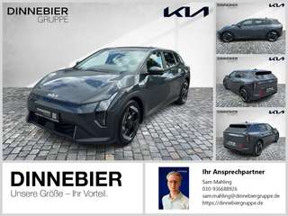 Schräge Frontansicht auf einen Kia EV4 , freigestellt