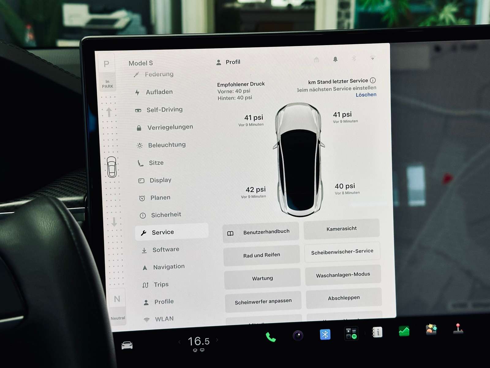 Fahrzeugbild eines TESLA Model S