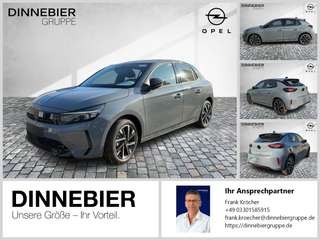 Schräge Frontansicht auf einen Opel Corsa , freigestellt