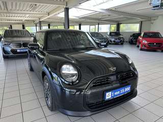 Schräge Frontansicht auf einen MINI COOPER , freigestellt