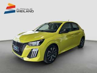 Schräge Frontansicht auf einen Peugeot 208 , freigestellt