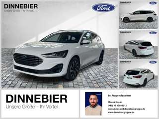 Schräge Frontansicht auf einen Ford Focus , freigestellt