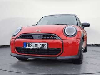 Schräge Frontansicht auf einen MINI COOPER , freigestellt