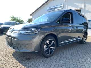 Schräge Frontansicht auf einen Volkswagen Caddy , freigestellt