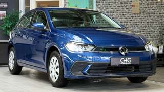 Schräge Frontansicht auf einen Volkswagen Polo , freigestellt