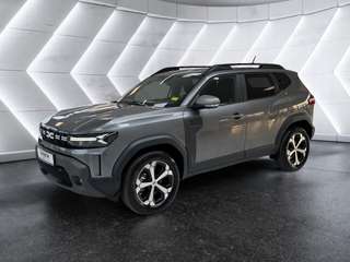 Schräge Frontansicht auf einen Dacia Duster , freigestellt