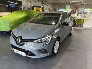Schräge Frontansicht auf einen Renault Clio , freigestellt