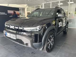 Schräge Frontansicht auf einen Dacia Duster , freigestellt