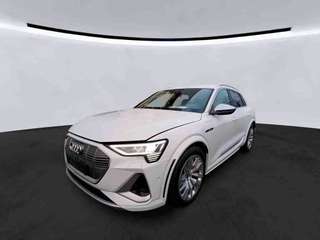 Schräge Frontansicht auf einen Audi e-tron , freigestellt