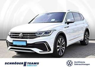 Schräge Frontansicht auf einen Volkswagen Tiguan Allspace , freigestellt