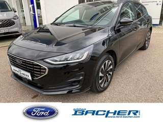 Schräge Frontansicht auf einen Ford Focus , freigestellt