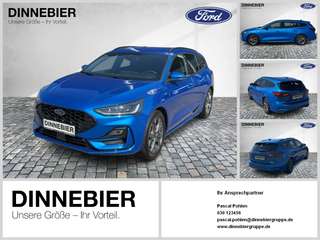 Schräge Frontansicht auf einen Ford Focus , freigestellt