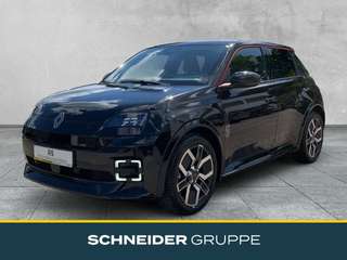 Schräge Frontansicht auf einen Renault 5 E-TECH , freigestellt