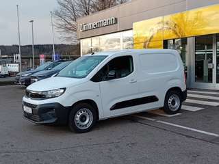 Schräge Frontansicht auf einen Opel Combo Electric , freigestellt