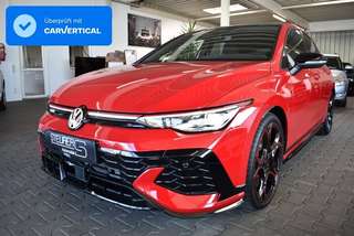 Schräge Frontansicht auf einen Volkswagen Golf , freigestellt