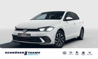 Schräge Frontansicht auf einen Volkswagen Polo , freigestellt
