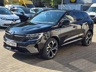 Schräge Frontansicht auf einen Renault Austral , freigestellt