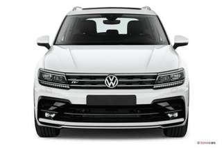 Schräge Frontansicht auf einen Volkswagen Tiguan , freigestellt