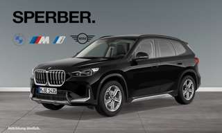 Schräge Frontansicht auf einen BMW X1 , freigestellt