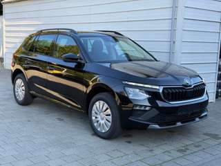 Schräge Frontansicht auf einen Skoda Kamiq , freigestellt