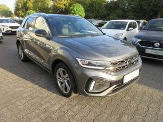 Schräge Frontansicht auf einen Volkswagen T-Roc , freigestellt