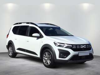 Schräge Frontansicht auf einen Dacia Jogger , freigestellt